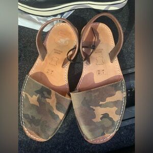Avarcas Camouflage Open-Toe Sandals